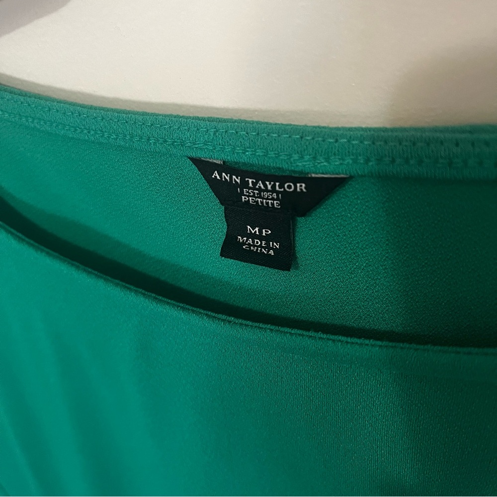Ann Taylor Vibrant Green Blouse. Size Medium Petite. - Picture 4 of 9